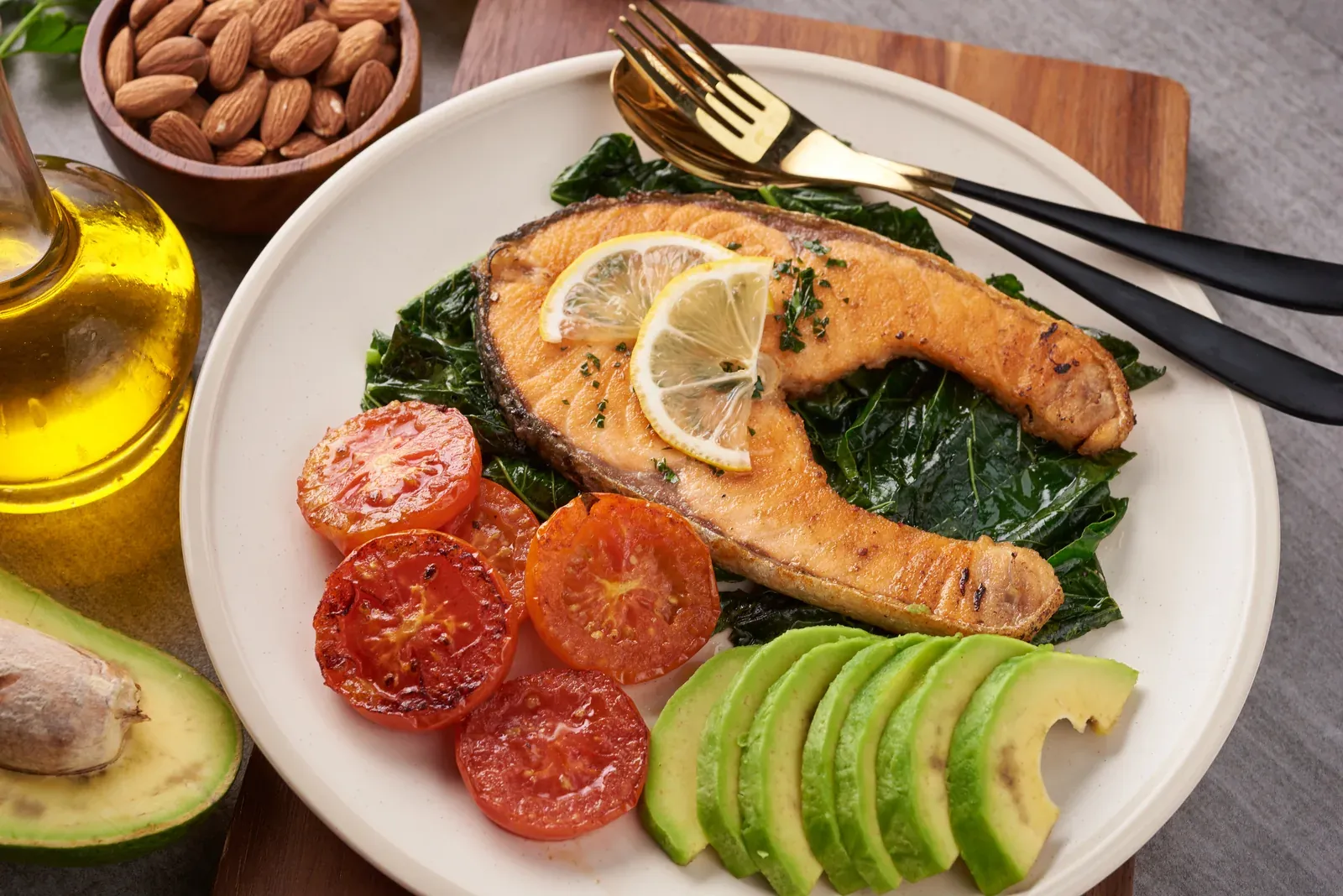 A balanced plate of grilled salmon, brown rice and green vegetables, an example of a low GI meal
